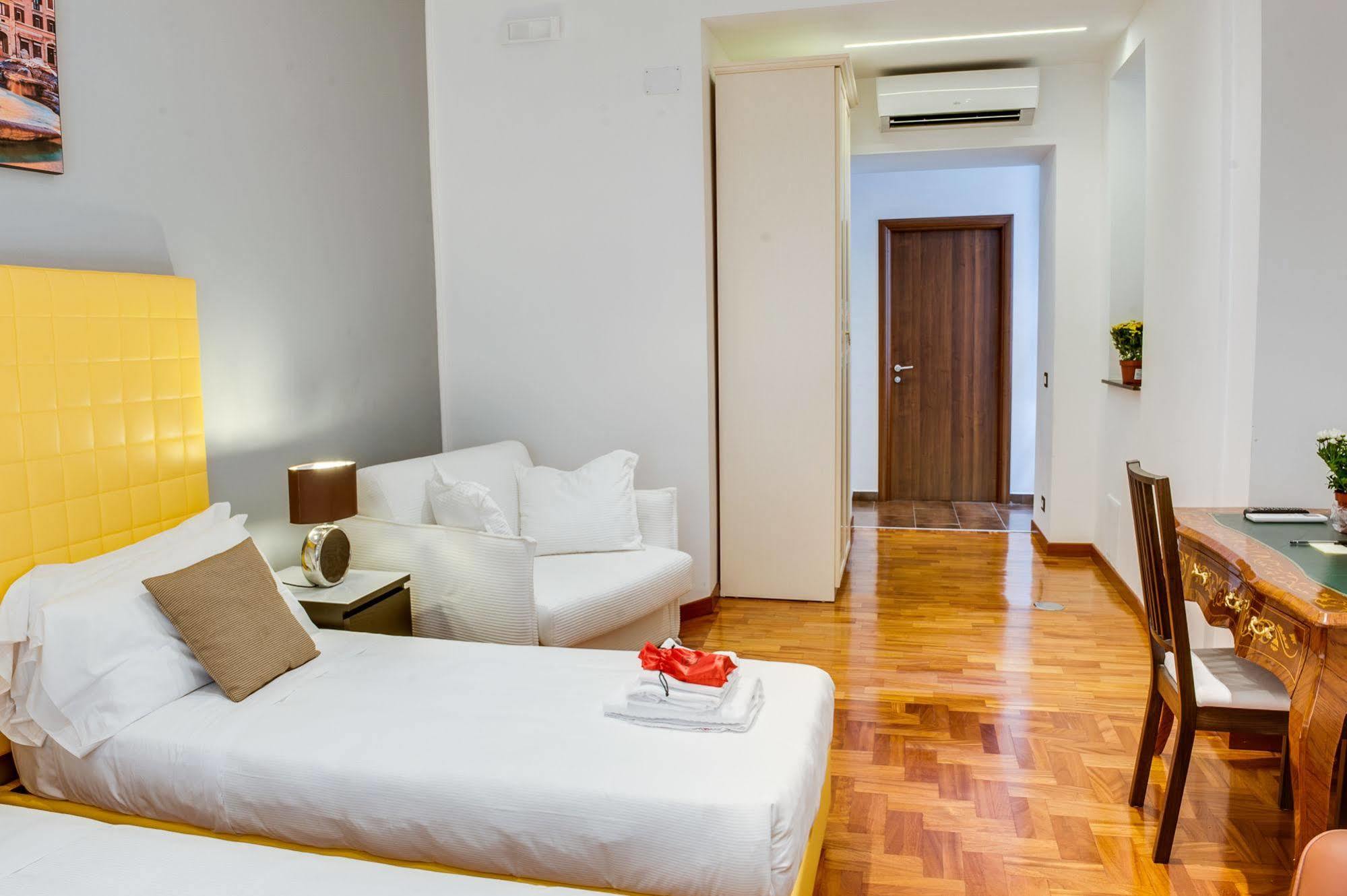 Lh Royal Terrace Pensión 2*